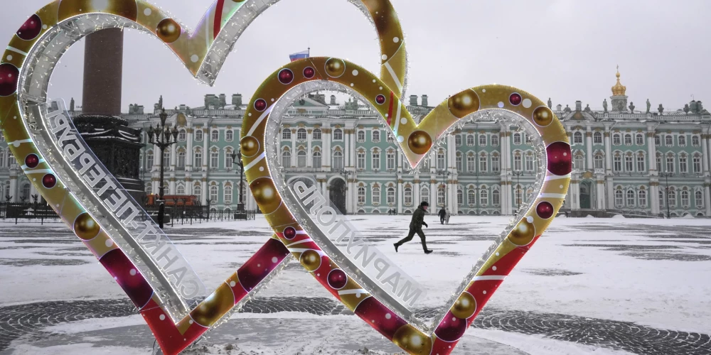 Композицию из двух сердец на Дворцовой площади в Санкт-Петербурге установили 12 декабря