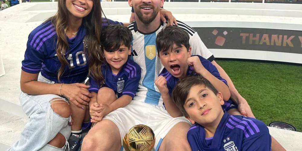 Lionels Mesi ar sievu Antonellu un dēliem Tjago, Mateo un Čiro.