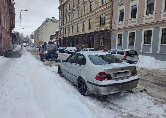 Полиция призывает водителей не мешать снегоуборочной технике в Риге