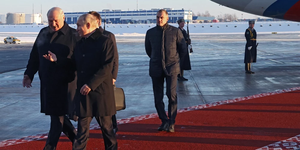 СМИ: сразу три самолета Путина подняли в небо во время его полета в Беларусь