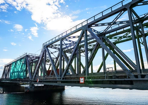 Apjomīgi ostas dzelzceļa infrastruktūras sakārtošanas darbi šogad notika Kundziņsalā, kur veikta dzelzceļa sliežu ceļu un pārmiju pārvedu pārbūve.