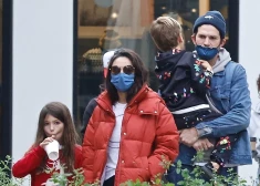 Reti FOTO. Eštons Kačers ar Milu Kunisu un bērniem dodas Ziemsvētku "šopingā"
