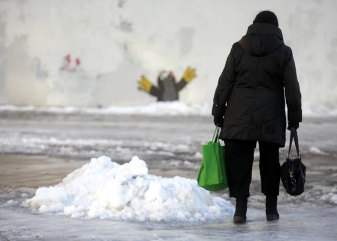 Uzmanies! Rīgā šodien apledos ielas un ietves - jārēķinās ar apgrūtinātu pārvietošanos