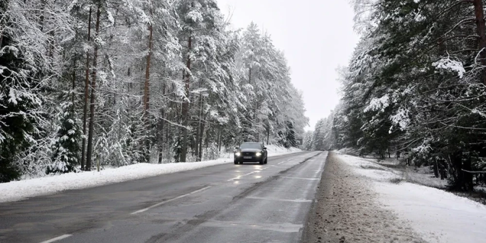 Латвийские дороги обледенели - водителей призывают отложить несрочные поездки