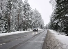 Латвийские дороги обледенели - водителей призывают отложить несрочные поездки