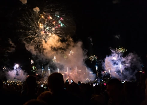 Vairākās Latvijas pilsētās pašvaldības tomēr rīkos gadu mijas uguņošanas, neraugoties uz to, ka izskanējuši aicinājumi to nedarīt.