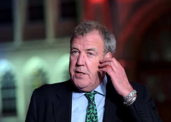 Džeremijs Klārksons lūdz laikrakstu izņemt viņa paša rakstīto Meganas Mārklas "kaunināšanas sleju"