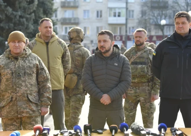 Zelenskis apmeklē frontes pilsētu Bahmutu