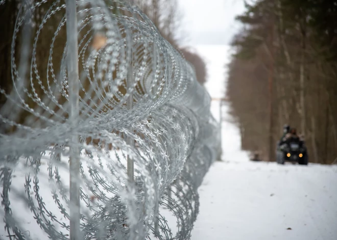 Kategoriski nepieņemama zvērība - pār Baltkrievijas robežu Latvijā burtiski iegrūsti divi kritiski apsaldējušies cilvēki; viens Rēzeknes slimnīcā miris