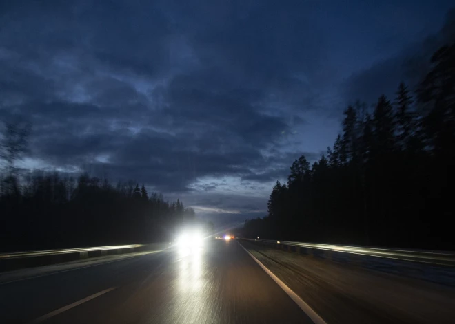 Pēcpusdienā īpaši apgrūtināti braukšanas apstākļi Vidzemē, Dobeles, Tukuma un Talsu apkārtnē