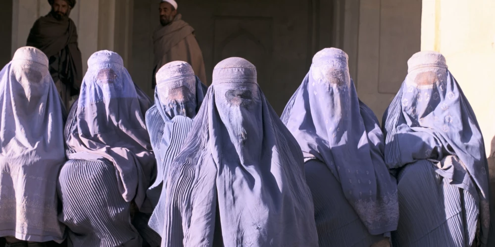 "Taliban" sievietēm slēdz universitātes 