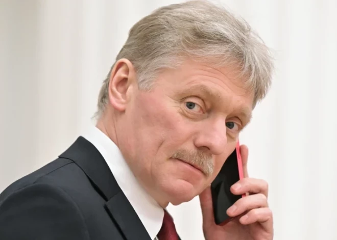 Krievijas aizsardzības ministra vietnieks ballītē piesedz Peskovam uz rokas uzlikto pulksteni