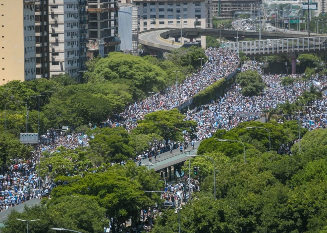 Argentīnas futbola izlase atceļ parādi pārāk daudzu sagaidītāju dēļ