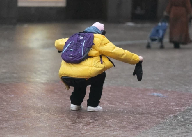 Slideno ietvju dēļ Neatliekamais medicīniskās palīdzības dienests uz slimnīcām nogādājis 61 personu ar smagām traumām