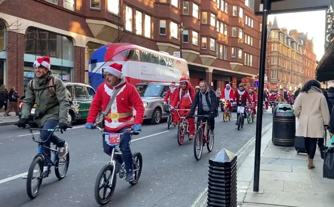 Londona ir krāšņi saposta Ziemassvētkiem, veikalos un tirdziņos nerimst kņada. 