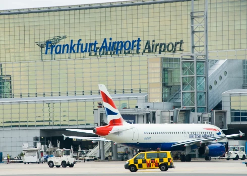 “Paliku pie vārtiem ar biļeti rokās!” pasažiere no Latvijas dalās neapskaužamā pieredzē Frankfurtes lidostā