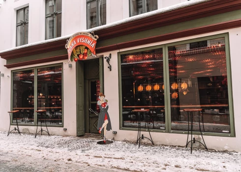 В Риге открылся украинский бар "Пьяная вишня"