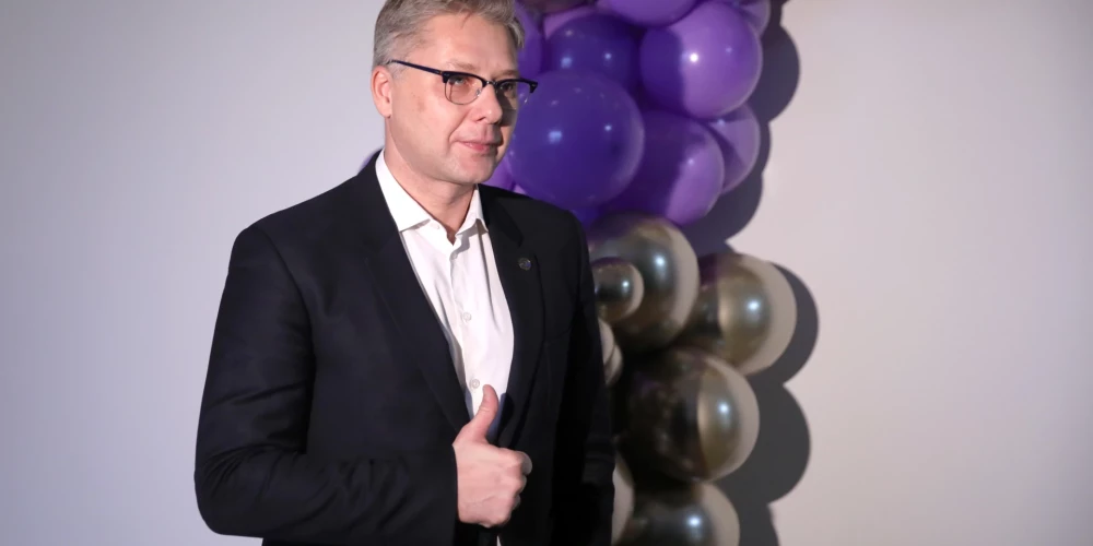 Eiropas Parlamenta deputāts Nils Ušakovs pēc tiesas sēdes Rīgas pilsētas Vidzemes priekšpilsētas tiesā, kur pirmās instances tiesa viņu attaisnoja krimināllietā par aizliegtas videonovērošanas ierīces glabāšanu.