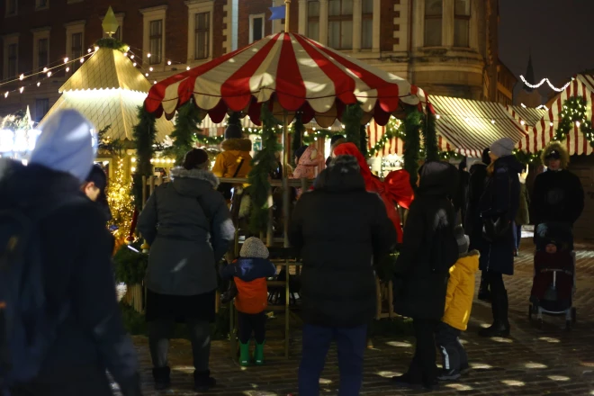 Rīgā vērienīgas publiskās Vecgada pavadīšanas un Jaunā gada sagaidīšanas svinības notiks Vecrīgā, viena no centrālajām vietām – Ziemassvētku tirdziņš Doma laukumā.