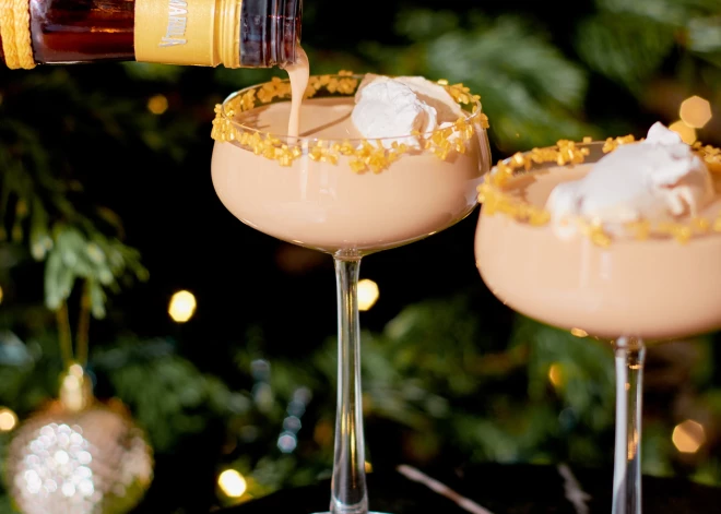 Хотите удивить гостей вкусными новогодними коктейлями? Используйте эти два рецепта!