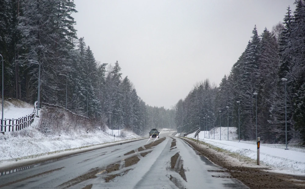 Stamattina le strade sono ghiacciate in molti luoghi della Lettonia