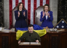 Viceprezidente Kamala Herisa pa kreisi un palātas spīkere Nensija Pelosi no Kalifornijas aplaudē pēc tam, kad Ukrainas prezidents Volodimirs Zelenskis uzdāvināja Kapitolijam Bahmutā pasniegtu Ukrainas karogu ar frontes līnijas karaspēka autogrāfiem, ko Ukrainas prezidents Volodimirs Zelenskis pasniedza likumdevējiem uzrunājot Kongresa kopsapulci Kapitolija kalnā Vašingtonā, trešdien, 2022. gada 21. decembrī. 