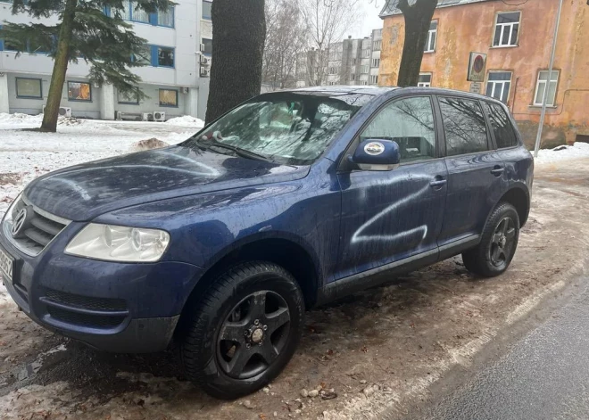 FOTO: "Deģenerāti ķeras pie alfabēta." Naktī ar "Z simboliku" apzīmēts "tvitera konvoja" auto