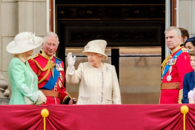 “Trooping The Colour” parāde 2019. gadā. Karaliene Elizabete II uz Bekingemas pils balkona kopā ar vecāko dēlu princi Čārlzu (tagad karali Čārlzu III) un viņa sievu Kamillu, kā arī otro dēlu princi Endrū.