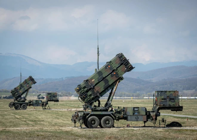 ASV trešdien paziņojušas, ka sūta uz Ukrainu savu vismodernāko uz zemes bāzēto pretraķešu aizsardzības sistēmu "MIM-104 Patriot", lai palīdzētu Kijivai atvairīt pastāvīgos krievu raķešu uzbrukumus. "Patriot" piegāde iekļauta 1,85 miljardus lielajā militārās palīdzības paketē. Tieši spēja cīnīties ar ballistiskajām raķetēm, ārkārtīgi jaudīgais radars un darbības radiuss ir tas, kāpēc Ukraina vēlas “Patriot” raķetes, vēsta nytimes.com