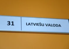 Более 20 000 постоянных жителей Латвии с гражданством России и Беларуси до 1 сентября 2023 года должны сдать экзамен на знание государственного языка. (Фото: LETA)