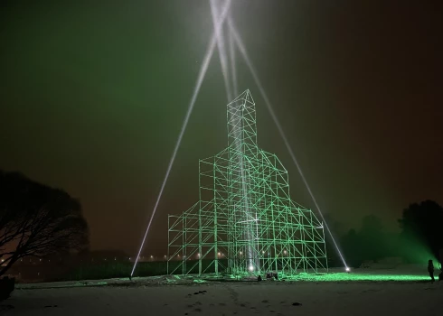 Rīgā atklāta augstākā gaismas instalācija - Saulgriežu egle