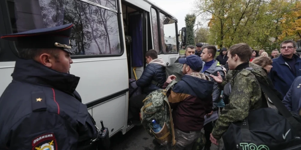 Sieviete atļāvās painteresēties par solītajām algas izmaksām saistībā ar vīra dienestu.