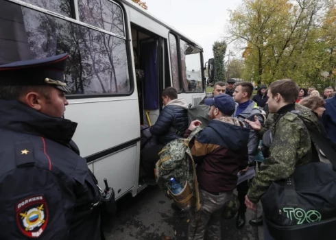 “Tu esi nederīga sieviete!” komandieris atbild krievu karavīra sievai, kura atļāvās paust kritiku