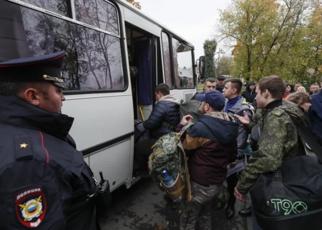 “Tu esi nederīga sieviete!” komandieris atbild krievu karavīra sievai, kura atļāvās paust kritiku