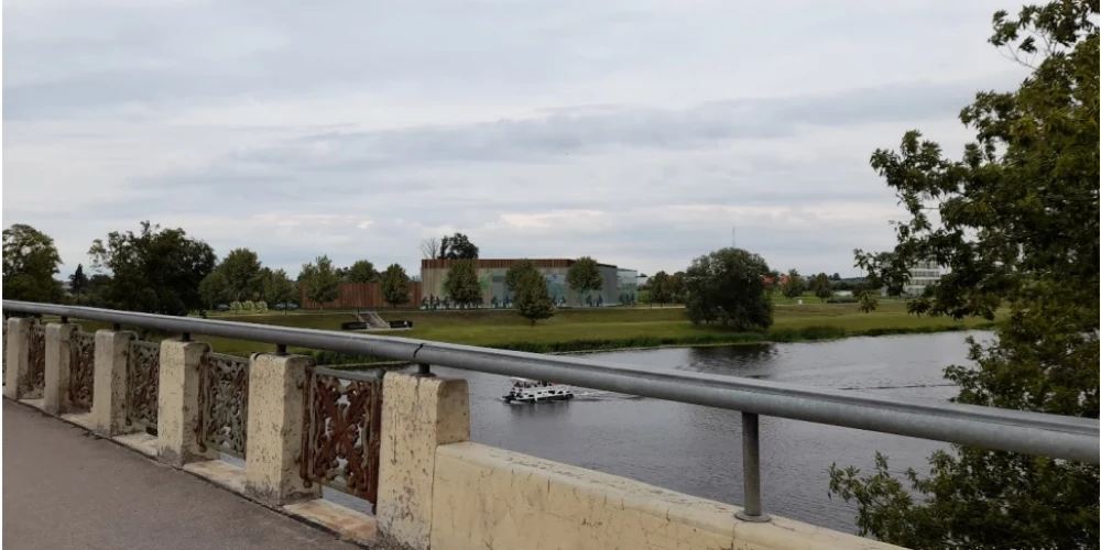 Jelgavā atkal briest lieli ķīviņi pret lielveikala būvi Lielupes krastā - tā aizsegšot pili
