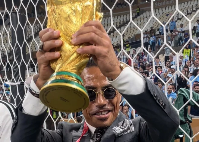 FIFA sāk izmeklēšanu, kā pasaulslavenajam turku pavāram “Salt Bae” bezkaunīgi izdevās sabojāt Pasaules kausa apbalvošanas ceremoniju