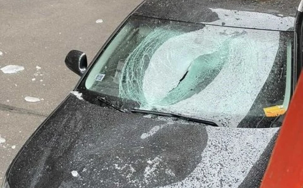 No jumta krītoši ledus gabali Rīgā izšķaidījuši vairākām automašīnām vējstiklus 