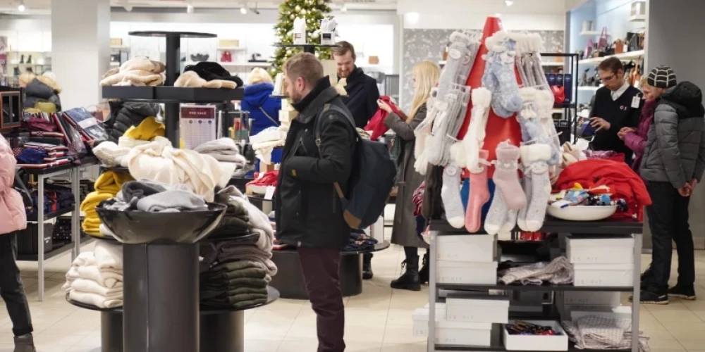 Люди делают покупки в торговом центре Stockmann.