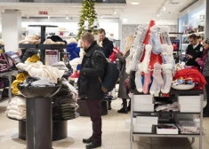 Люди делают покупки в торговом центре Stockmann.