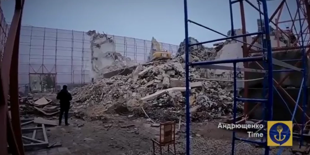 Okupanti sākuši demolēt Mariupoles sagrauto teātri; zem drupām joprojām daudz līķu