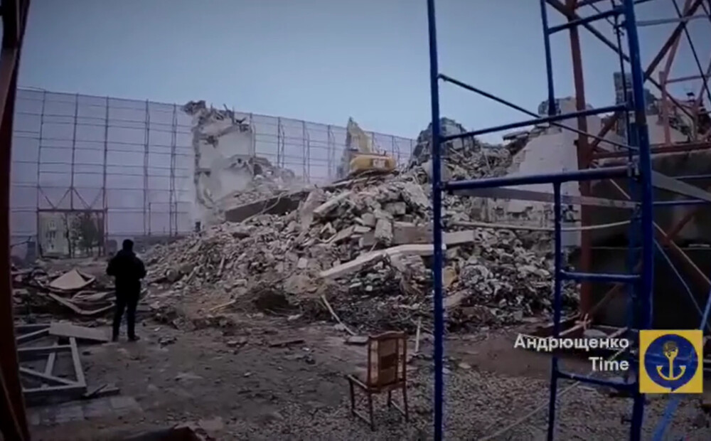 Okupanti sākuši demolēt Mariupoles sagrauto teātri; zem drupām joprojām daudz līķu