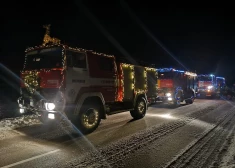 Brīvprātīgie ugunsdzēsēji vietējos iepriecināja ar krāsaini izrotātu auto parādi.