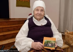 “Vajag naudu? Man ir!” – tā reaģējusi Veneranda Putroma, un par viņas ziedojumu tapis seno kāzu dziesmu albums.