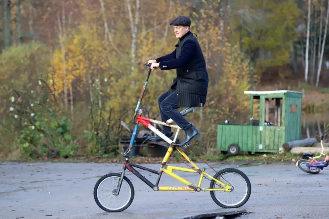 Divstāvu velo. Sēdvietas pozīcijas ziņā šis braucamais atgādina agrīno velosipēdu – to ar vienu milzīgo priekšējo riteni. Tikai te riteņi ir normāla izmēra, bet augstums panākts, savienojot divus rāmjus. Izskatās pabailīgi, taču braukt var.