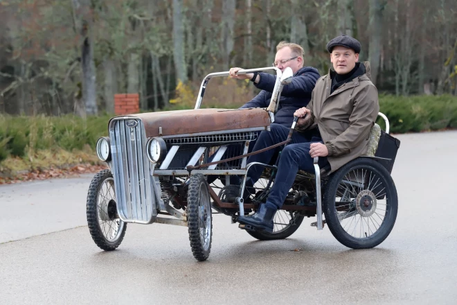 Tandēms. Vēl viens pedāļauto, tikai šoreiz tandēms. Kreisajā pusē sēdošais stūrē, labajā pusē esošais darbojas ar bremzēm un taurīti. Pedāļus min abi.