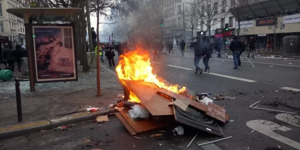 Parīzē izceļas kurdu un policijas sadursmes