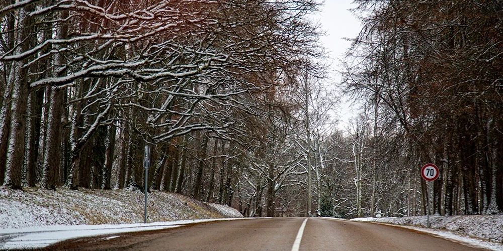 Vietām Kurzemē, Zemgalē un Vidzemē autoceļi apledo, strādā 39 ziemas tehnikas vienības