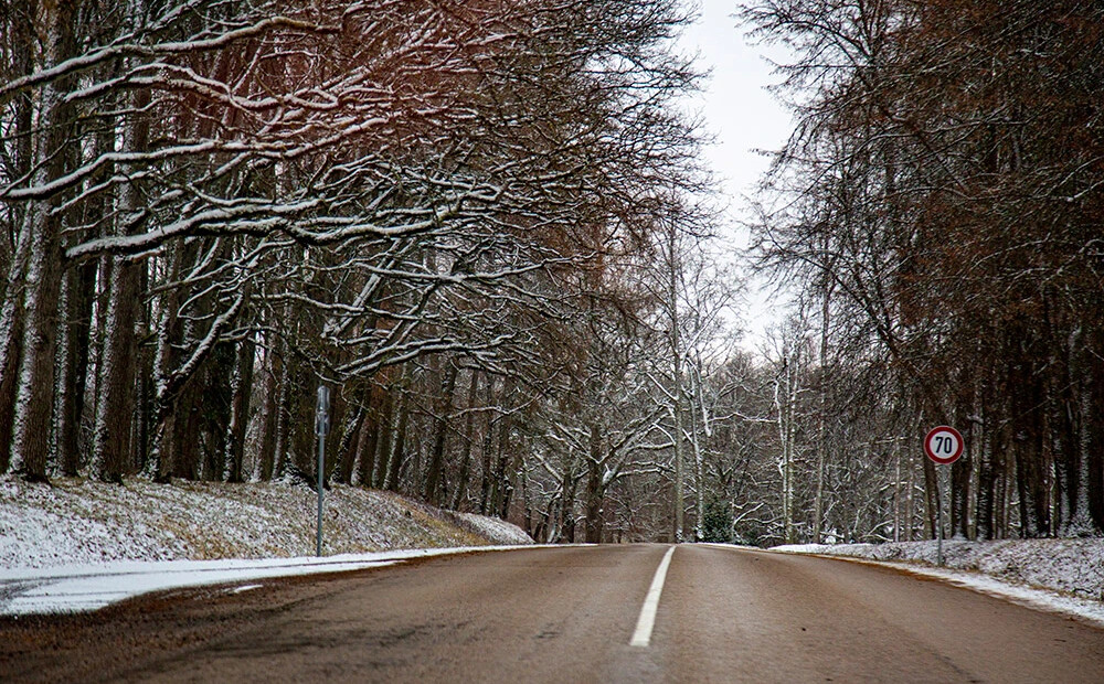 Vietām Kurzemē, Zemgalē un Vidzemē autoceļi apledo, strādā 39 ziemas tehnikas vienības