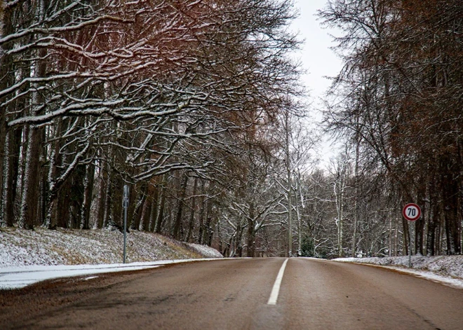 Vietām Kurzemē, Zemgalē un Vidzemē autoceļi apledo, strādā 39 ziemas tehnikas vienības