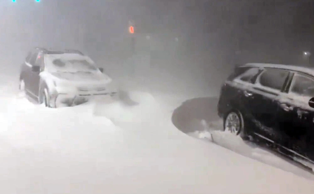ASV plosa spēcīga sniega vētra; sniegputeņa haosā gājuši bojā jau 27 cilvēki
